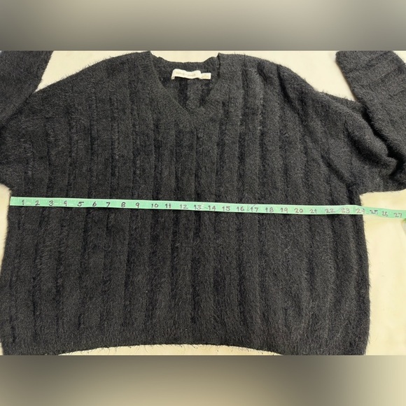 BISHOP & YOUNG Black V-Neck ribbed sweater size M. - Picture 11 of 12